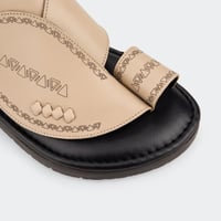 حذاء شرقي إيطالي بتصميم فاخر ولون بيج مميز