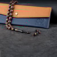 سبحه خرز أسود منقوش بالفضي والأصفر والأحمر