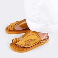 نعال سعودي جلد طبيعي عسلي مطرز