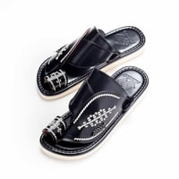 حذاء شرقي جلدي أسود بتطريزات حصرية