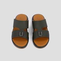 نعال خليجي طبي زيتي وبني من فيكتور كلارك