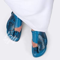 حذاء شرقي وطني من الجلد الطبيعي الأزرق بنقشة ثعبان