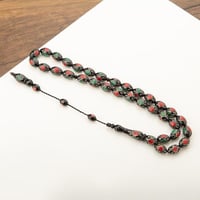 سبحة سوداء رائعة مطرزة بنقوش أخضر وأحمر