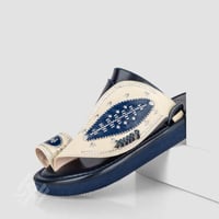 حذيان خليجي جلد طبيعي كحلي وسكري مطرز