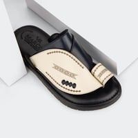 نعال شرقي فاخر بتصميم مطرز سكري وكحلي