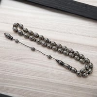 سبحة مميزة بنقشات فضية فاخرة على خرز أسود