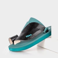 حذاء شرقي بخامات إيطاليه من الجلد الاسود والأزرق