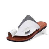 نعال شرقي طبي جلد مطرز أبيض ورمادي