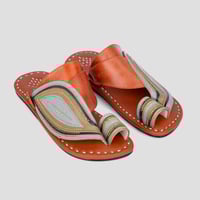 نعال شرقي مطرز من الجلد العسلي بألوان عسلي وبيج