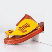 نعال شرقي مطرز يدوي أصفر وبني بنقشة تراثية