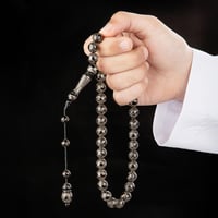 سبحة سوداء رائعة مطرزة بنقوش فضية