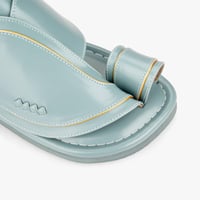 نعال شرقي سعودي سماوي بتصميم جلدي أنيق