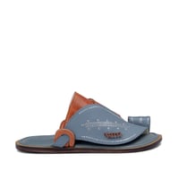 حذاء شرقي مطرز من الجلد الفاخر