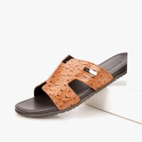 حذاء طبي بجلد عسلي بنقشة من فيكتور كلارك