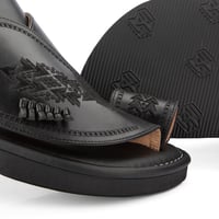 نعال سعودي مطرز من الجلد الأسود الفخم