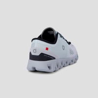 حذاء جري أبيض رياضي