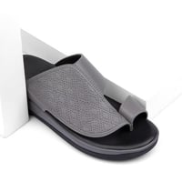 نعال خليجي باصبع من الجلد الرمادي المزركش