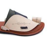 حذاء شرقي طبي جلد مطرز بيج وكحلي وزيتي