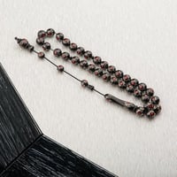 سبحه سوداء سادة مع نقاط حمراء