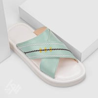 نعال شرقي مطرز بألوان النعناع والأبيض بتصميم فاخر