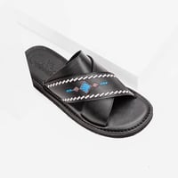 حذاء طبي إيطالي أسود بنقوش ملونة