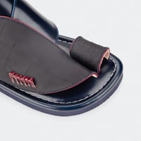 حذاء وطني شرقي أزرق وأسود من الجلد الطبيعي