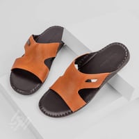 حذاء جلد عسلي ونعل بني طبي فيكتور كلارك