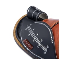 حذاء شرقي مطرز من الجلد العسلي الفاخر