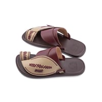 حذاء شرقي وطني طبي جلد خمري وبيج مطرز