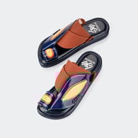 حذاء شرقي مطرز بلون أزرق وبني مميز