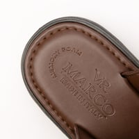 نعال شرقي إيطالي طبي بني وأبيض بتصميم أنيق