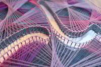 لوحة فنيه ( أسم ) بإستخدام المسامير مع خلفية