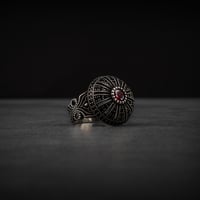 خاتم رجالي فضة استرليني مزين بحجر زركون احمر