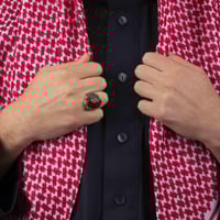 خاتم رجالي فضة مزين بحجر عقيق أحمر محاط بتصميم هند...