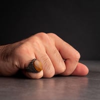 خاتم رجالي فضة بحجر عين النمر بخطوط طولية أنيقة