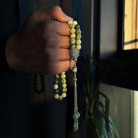 سبحة بحجر الزبرجد اخضر واصفر مع شكة فضة 8مل