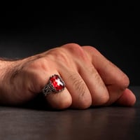 خاتم رجالي فضة بحجر زركون احمر بتصميم سلاسل يعكس ا...