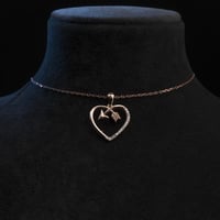 سلسال فضة عيار 925 جولدن روز بتصميم القلب والسهم