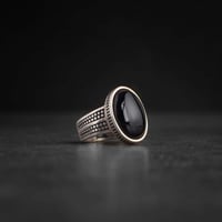 خاتم رجالي فضة مزين بحجر أونيكس أسود بنقوش دائرية