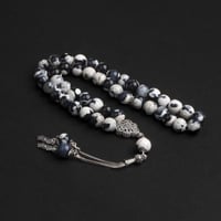 سبحة بحجر عقيق ابيض واسود مع شكة فضة 10مل