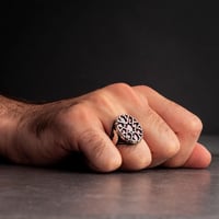 خاتم رجالي فضة استرليني مزين بأحجار زركون حمراء