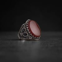 خاتم رجالي فضة مزين بحجر عقيق أحمر محاط بتصميم هند...