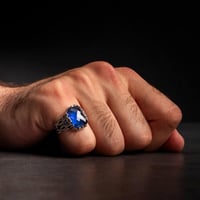 خاتم رجالي فضة بحجر زركون ازرق بتصميم سلاسل يعكس ا...