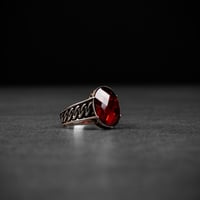 خاتم رجالي فضة مزين بحجر الزركون الأحمر ونقوش جانب...