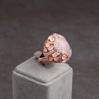 خاتم فضة جولدن روز بفصوص زركون وردية ولبنية