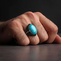 خاتم رجالي فضة بحجر الفيروز بتفاصيل دقيقة