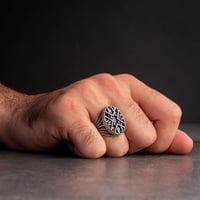 خاتم رجالي فضة استرليني مزين بأحجار زركون زرقاء