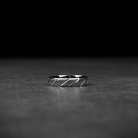 دبلة فضة عيار 925 دائرية بخطوط مائلة