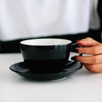 كوب لاتيه مع صحن