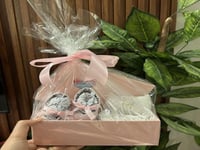 هدية مولودة مميزة عبارة عن أسوارة شكل ساعة وأسوارة...